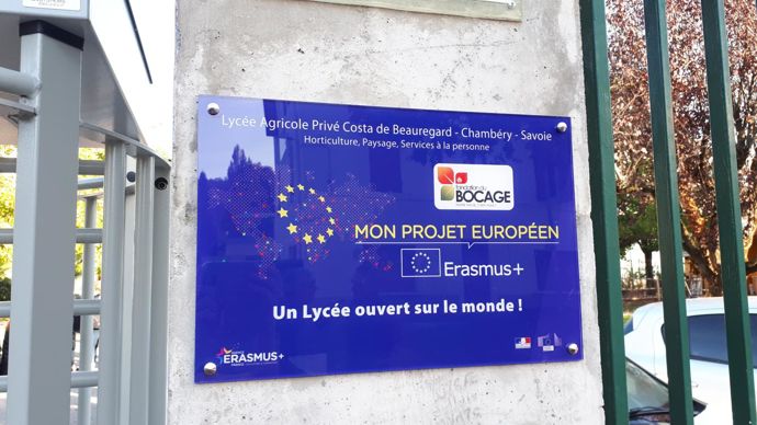 … Plaque Erasmus qui matérialise l’engagement du Lycée Costa de Beauregard, et de la Fondation du Bocage pour son ouverture vers tous les types de mobilités européennes. ©Lycée Costa de Beauregard